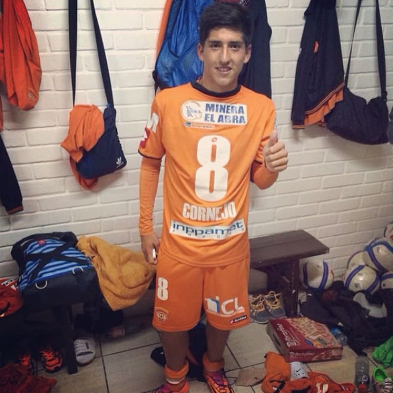 Dio sus primeros pasos como futbolista con la camiseta loína. Su debut fue en la temporada 2013.