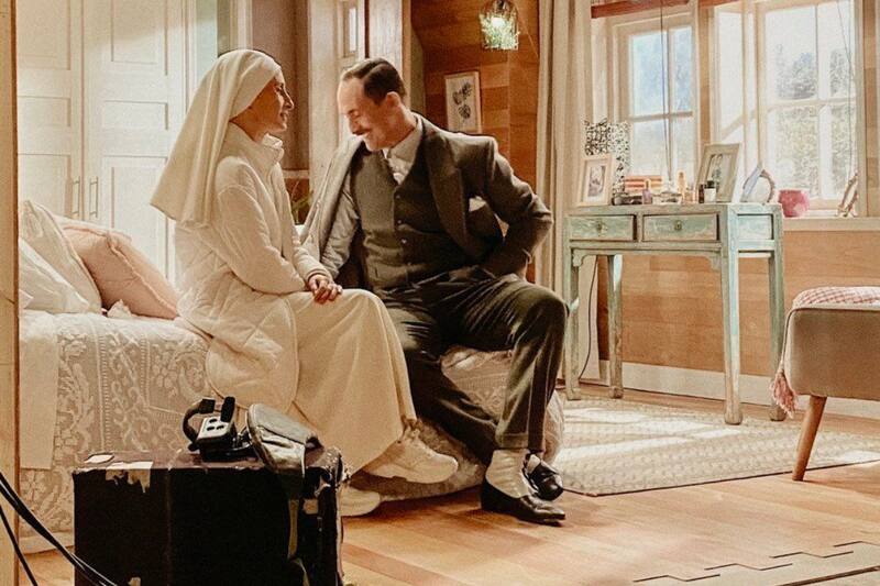 "Esperando en el set, se producen encuentros…", escribió la actriz junto a la postal que subió a Instagram.