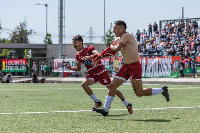 Nicolás Fuentes celebra el gol que le dio el título de la Tercera División B a Aguará.