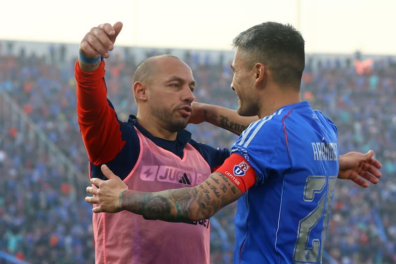 Charles Aránguiz fue protagonista en el Superclásico.