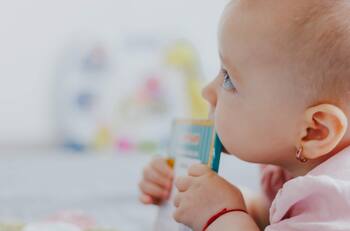 VIDEO | Madre se viraliza en TikTok por meter a su bebé a la pañalera