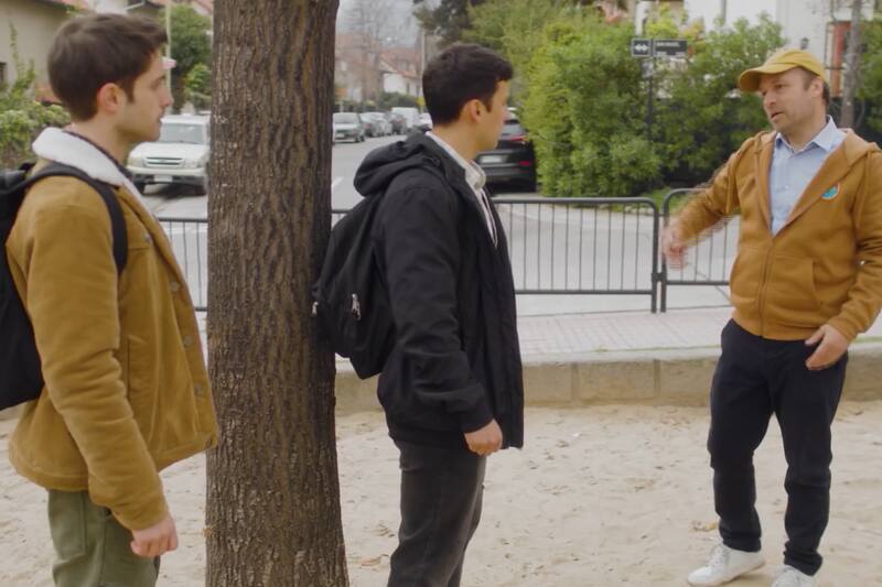 Marcos no se tomó nada bien el enterarse de que su hijo, Joselo, está enamorado de su vecino Thiago.