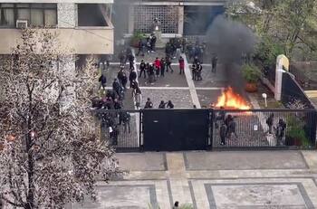 Así fue el incendio en el Instituto Nacional: lanzaron bombas molotov al interior
