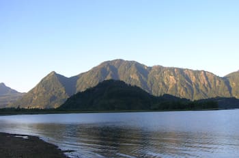 Buscan a hombre de 53 años que cayó al lago con su hija en Coñaripe