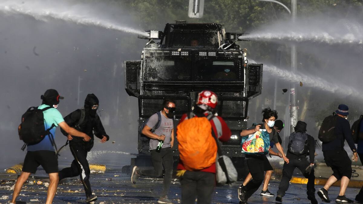 Carabineros aseveró que chorro del carro lanza-aguas "no resulta nocivo para la salud humana"