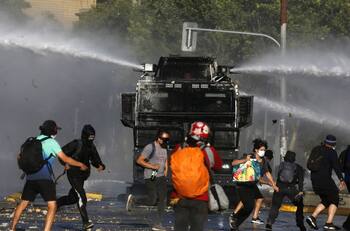 Carabineros aseveró que chorro del carro lanza-aguas "no resulta nocivo para la salud humana"