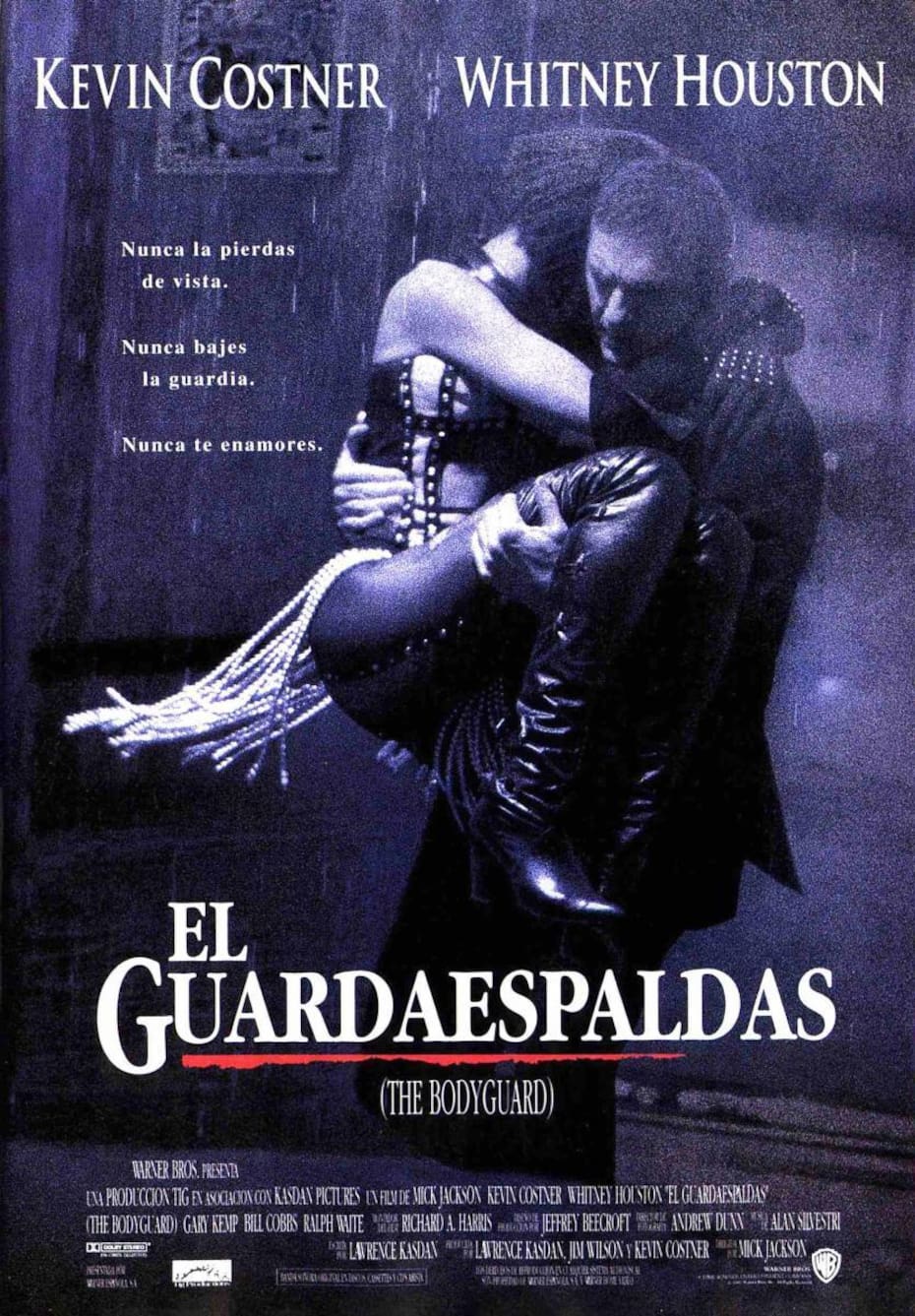 La icónica cantante Whitney Houston interpreta a Rachael Marron en este clásico de suspenso y romance.