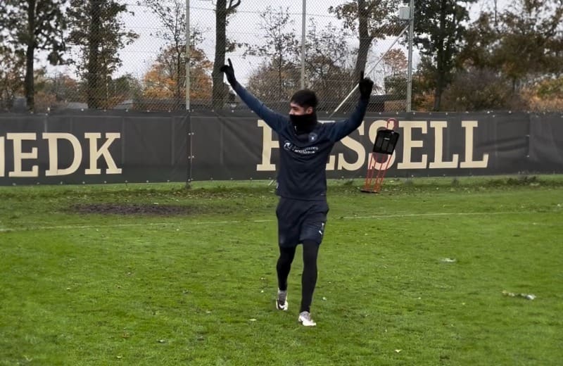 El volante del Midtjylland se embarca en un exigente entrenamiento.