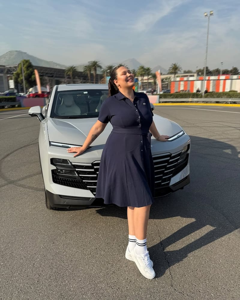 La modelo lució su auto en sus redes sociales.