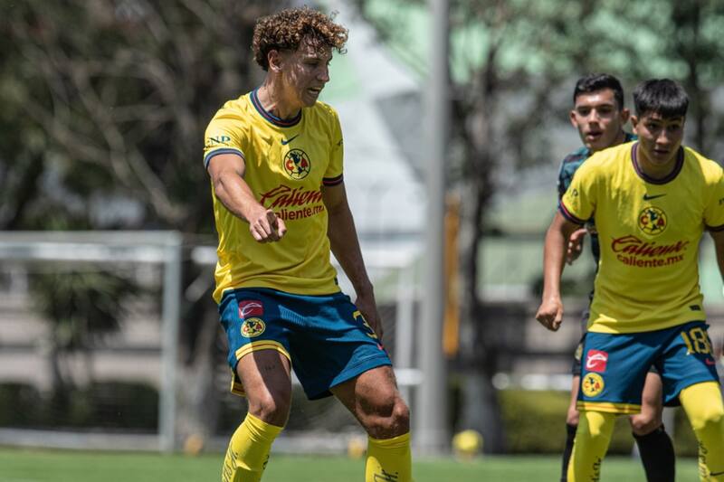 El defensa chileno volvió a jugar tras varios meses fuera de las canchas, pero podría dejar el América a mitad de año. Foto: @igorlichnovsky