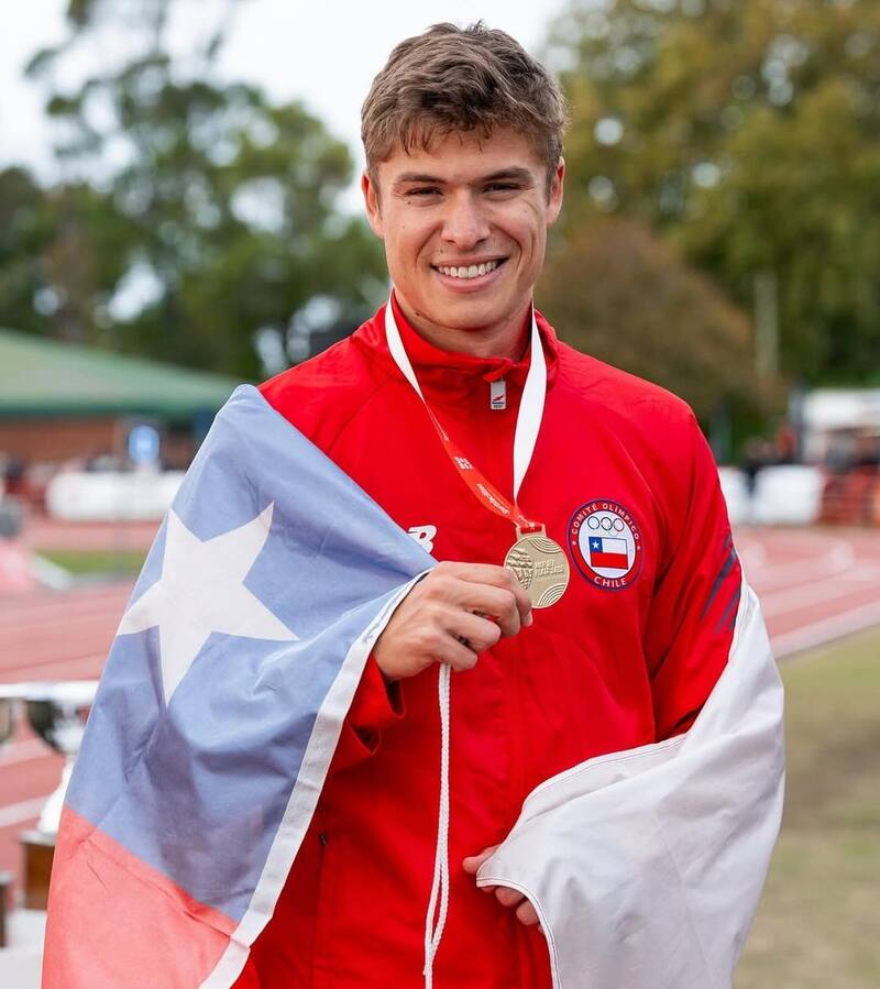 El atleta con la medalla de oro que logró en el World Athletics Continental Tour Bronze Santiago 2025. Foto: @fotografiadeportiva.