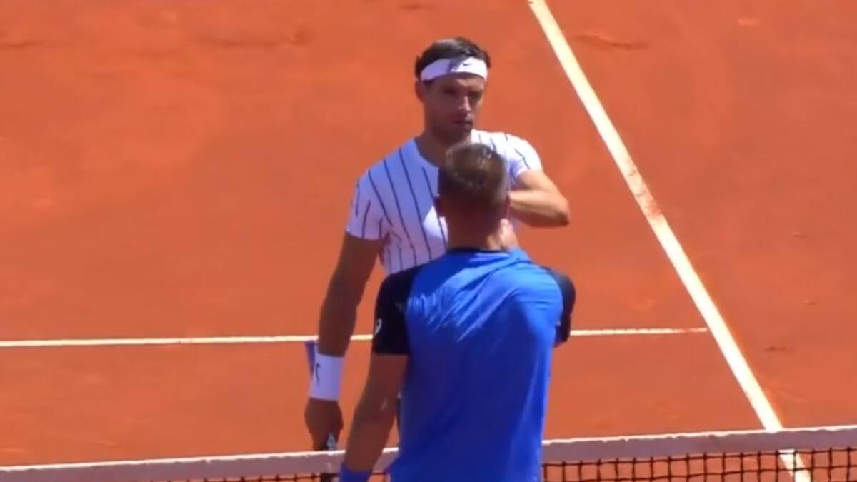 El saludo entre Coric y Dimitrov, ambos con COVID-19 positivo