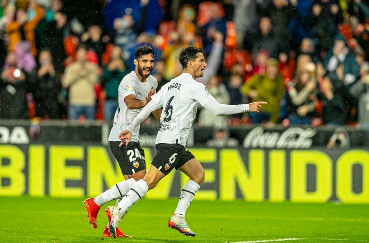 Real Betis de Manuel Pellegrini sufrió goleada ante el Valencia y se fue al parón mundialero fuera de zona Champions