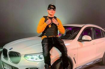 Detienen a cantante de trap Bayron Fire en el aeropuerto de Santiago