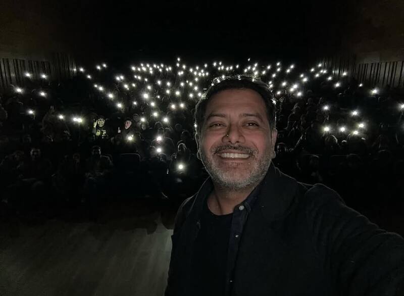 El humorista mostró la ocasión en la que tuvo que presetarse a oscuras.