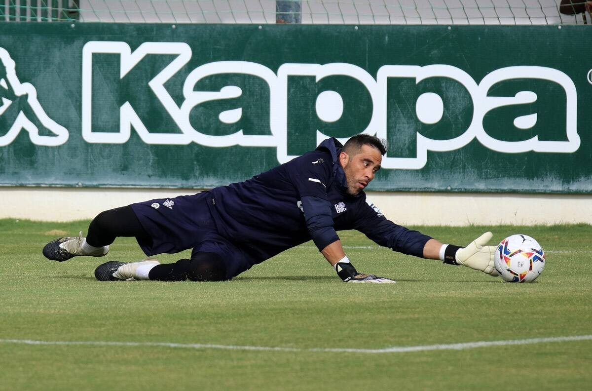 Claudio Bravo recibió tenues críticas por su actuación en el empate del Betis ante Valencia