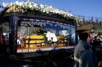 Fotos: Tomás Bravo fue sepultado tras masivo funeral en las calles de Arauco