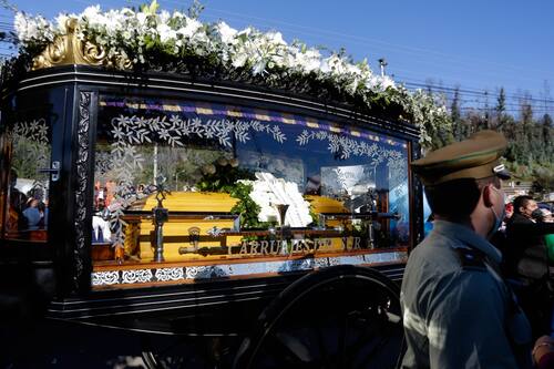 Fotos: Tomás Bravo fue sepultado tras masivo funeral en las calles de Arauco