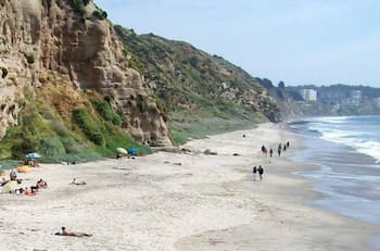 A tan solo 2 horas de Santiago se encuentra la única playa nudista de Chile