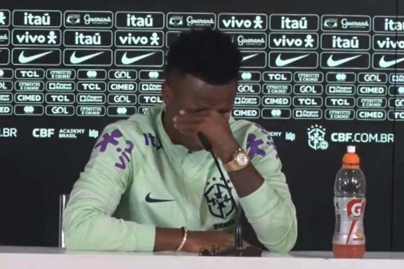 rompió en llanto al hablar de racismo.