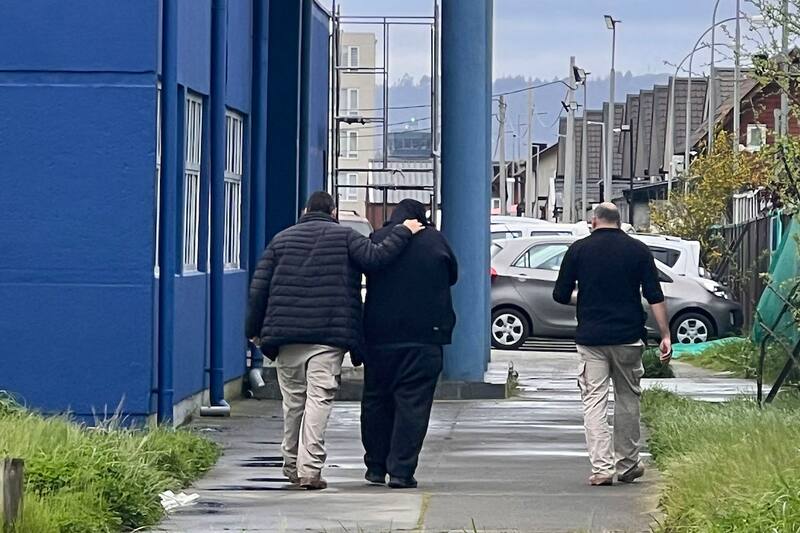 Así fue la llegada hasta el cuartel de PDI en Talcahuano, luego del operativo que tuvo como resultado la detención del grupo Resistencia Mapuche Lafkenche.