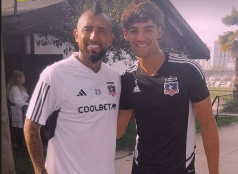 El delantero argentino se sacó una foto con Arturo Vidal en su llegada a Colo Colo