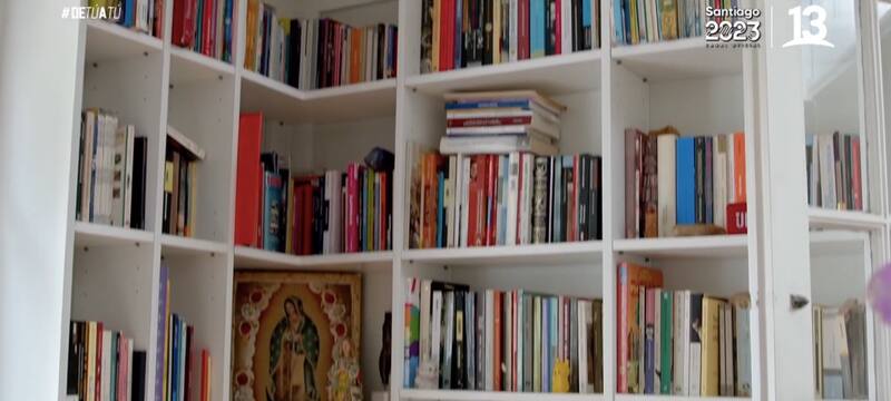 La biblioteca llena de libros / Canal 13
