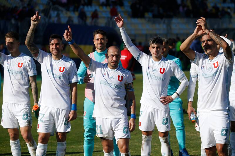 Jugadores de Universidad de Chile celebran tras el partido de Primera Division contra Everton.