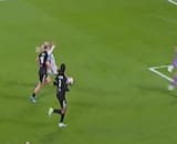 VIDEO | ¡Gigante! Tiane Endler salva un mano a mano para mantener con vida a OL Lyonnes