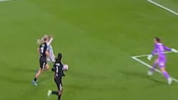 VIDEO | ¡Gigante! Tiane Endler salva un mano a mano para mantener con vida a OL Lyonnes