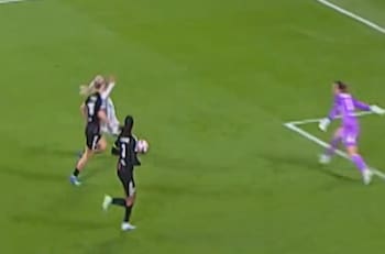 VIDEO | ¡Gigante! Tiane Endler salva un mano a mano para mantener con vida a OL Lyonnes