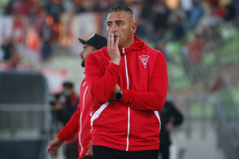 El DT de Santiago Wanderers empieza a cansarse del club y le envió un potente recado a la dirigencia. Foto: Aton.