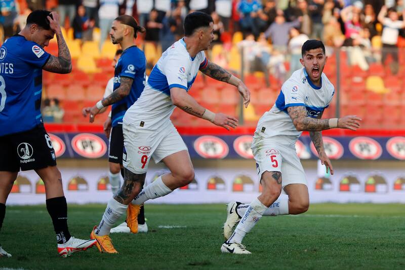 El jugador de Universidad Catolica, Daniel Gonzalez, celebra su gol contra Huachipato.