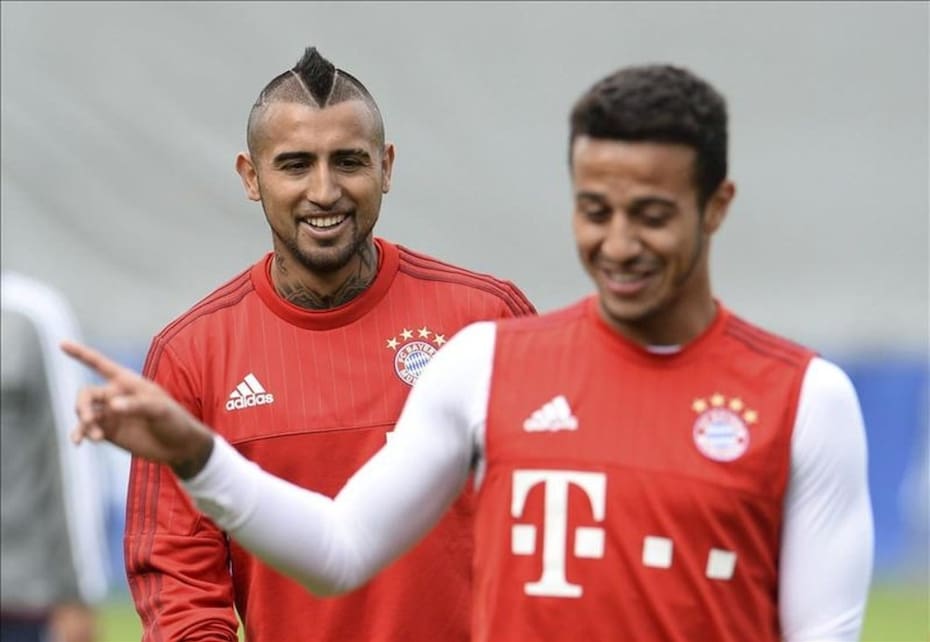 El chileno junto a Thiago Alcántara en el Bayern Múnich.