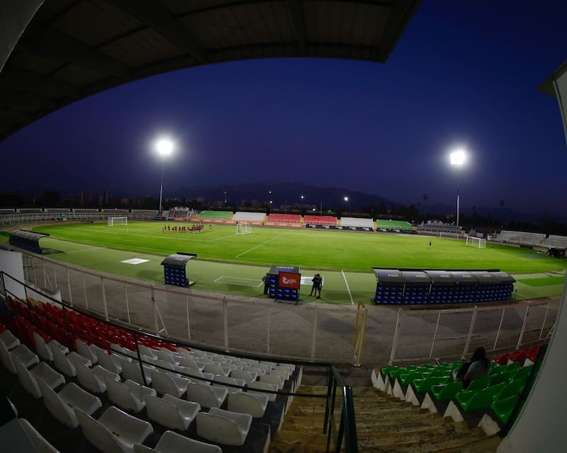 El estadio y su luminaria de noche. Foto: @CDPalestinoSADP