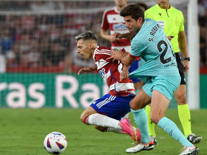 El jugador defendió al Granada y a Osasuna en España.