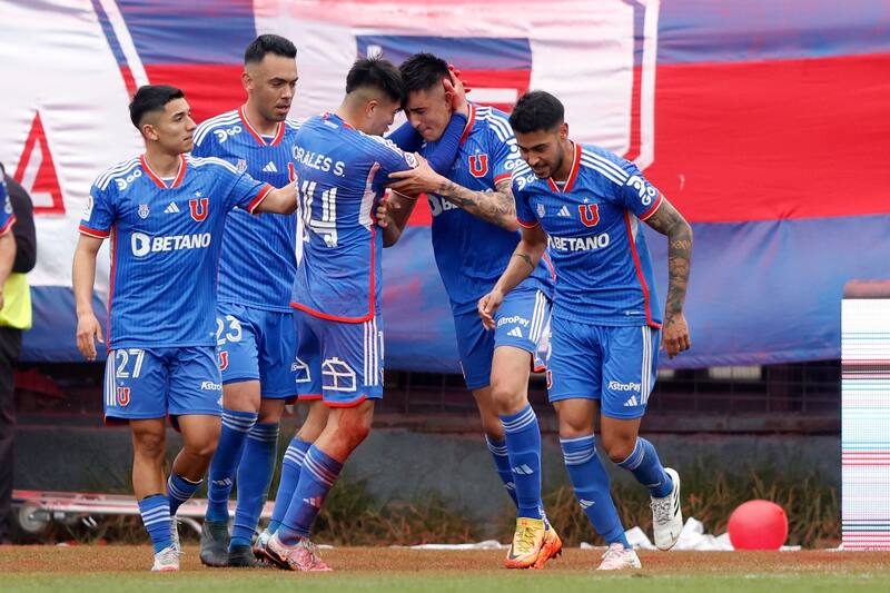 celebra el gol de Ignacio Tapia en el Superclásico contra Colo Colo.