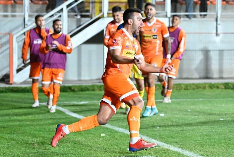 se encarama en la parte alta de la tabla.