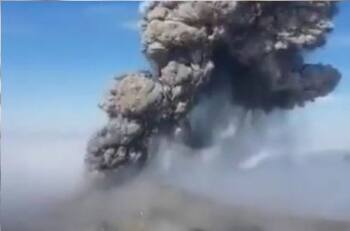 VIDEO | ¡Ni se inmutan! Volcán entra en erupción en medio de un evento escolar en Rusia
