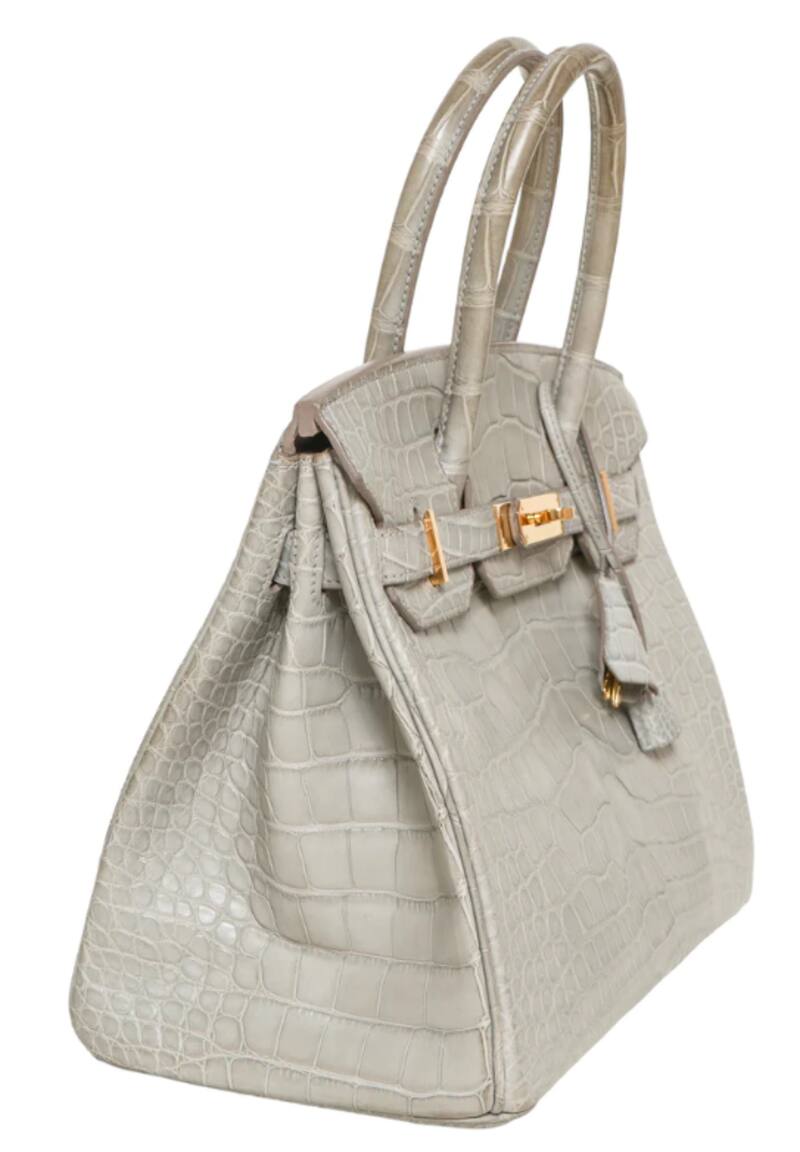 muestra notable deterioro en las asas y en las esquinas inferiores.