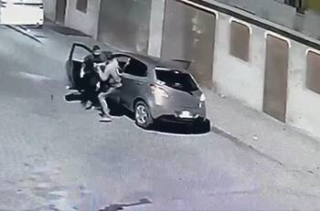 VIDEO | Asalto en Alto Hospicio: Dos sujetos le robaron vehículo a conductor y escaparon