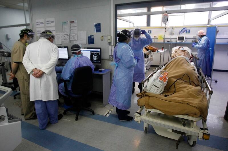 Santiago, 01 de julio de 2020
Urgencia del Hospital clinico de la Universidad de Chile.Luego de que la Organizacion Panamericana de la Salud asegurara que Chile llego a su peak en contagios y que durara alrededor de 15 dias.
Jonnathan Oyarzun/Aton Chile