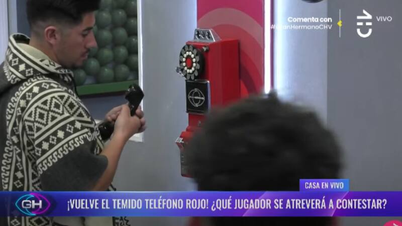 Waldo Villarroel contestó el teléfono rojo.