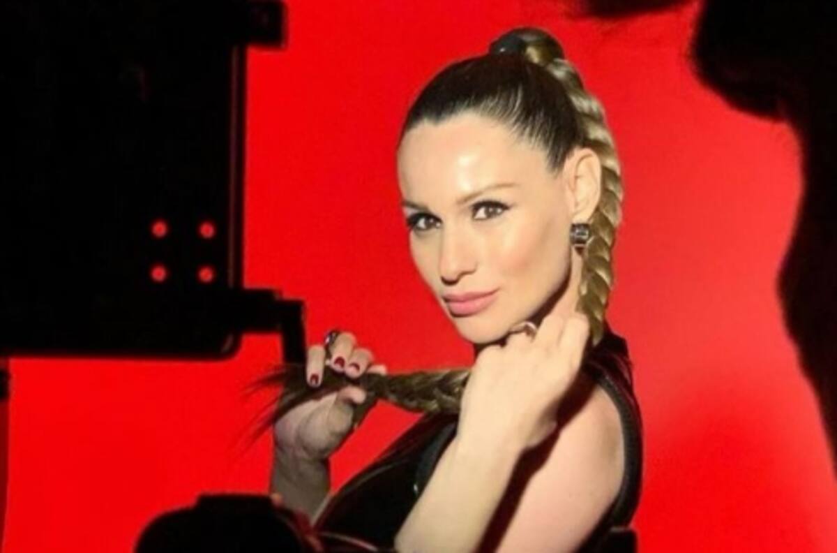 Pampita Ardohain deslumbra a sus más de 8 meses de embarazo luciendo ajustado vestido de látex