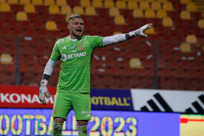 El golero de la U en el duelo frente a la UC. Foto: Aton.