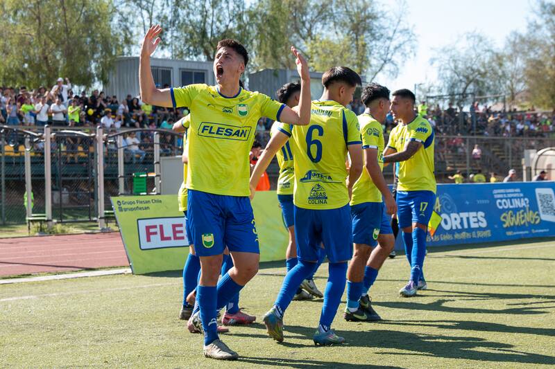 El delantero de Atlético Colina celebra su gol en el duelo frente a Lautaro de Buin por la Tercera División A. Foto: Felipe Escobedo