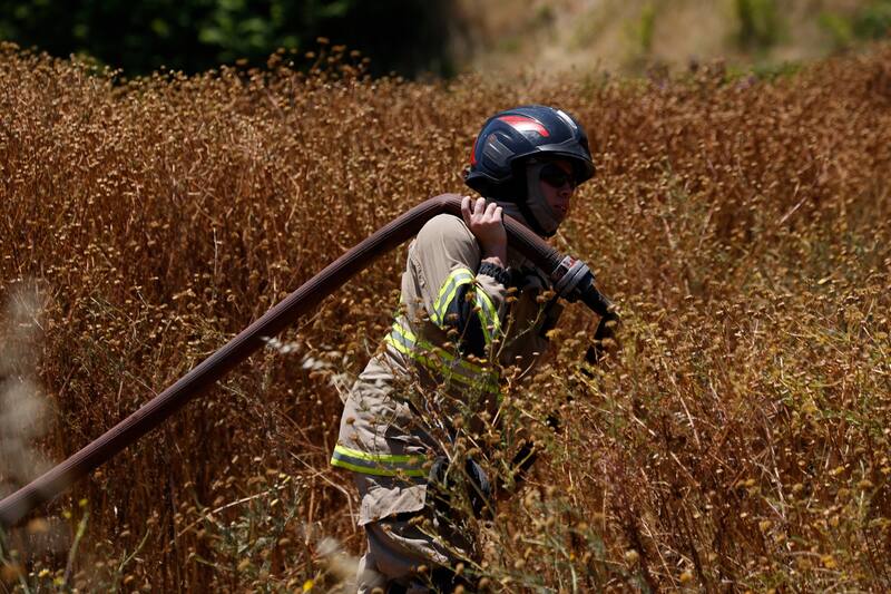 Además del auto, la acción de la mujer provocó que se quemara la mitad de una parcela en Los Lagos, Región de Los Ríos. Créditos: ATON (imagen referencial).