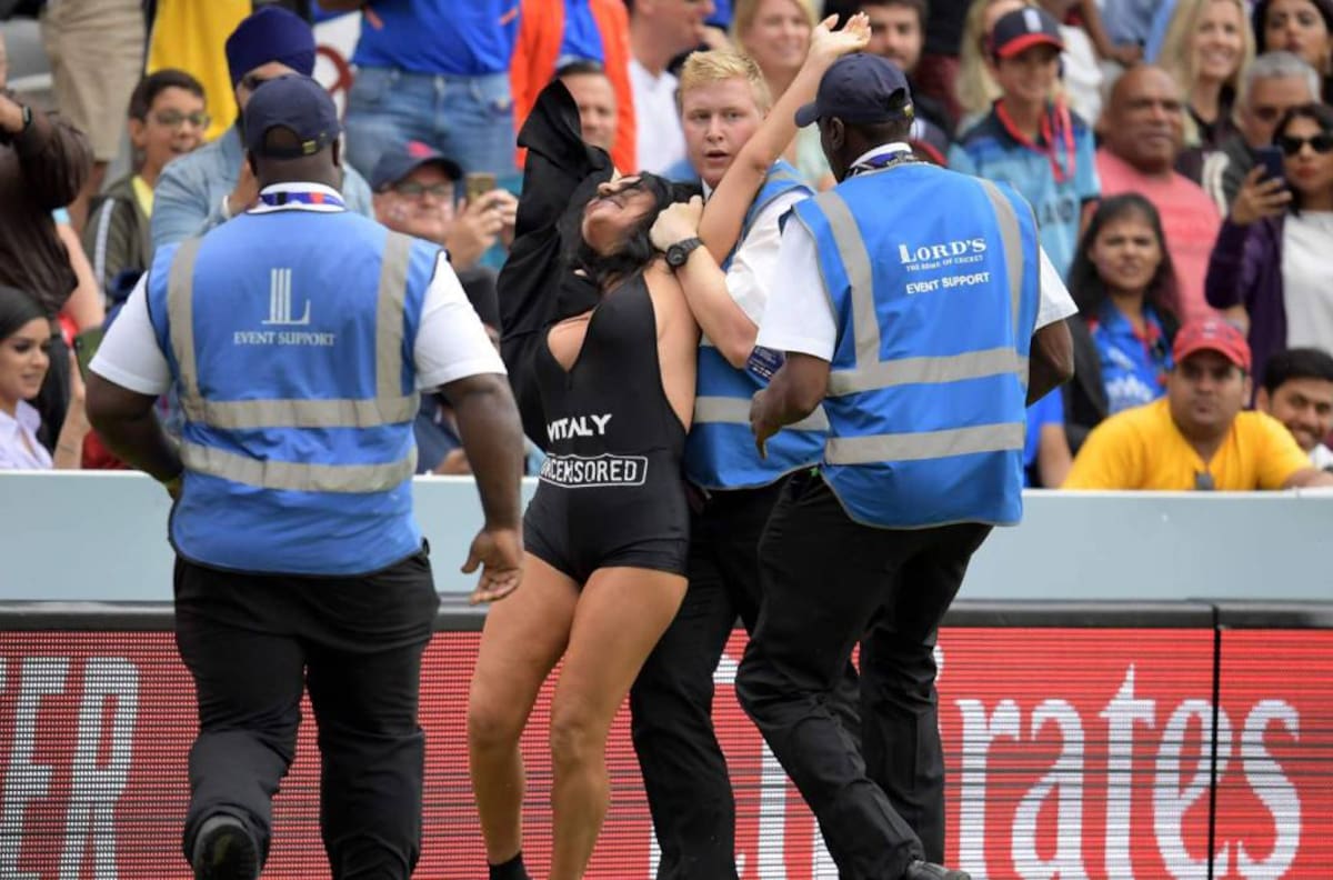 Suegra de modelo que irrumpió final de Champions invadió Mundial de Críquet