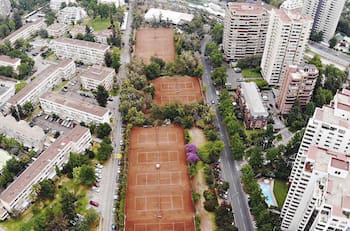 Este codiciado terreno en Las Condes genera disputa: buscan sustituir canchas de tenis por viviendas sociales