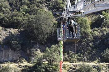 Turista fallece realizando salto en bungee en el Cajón del Maipo: Empresa a cargo no contaba con patente de funcionamiento